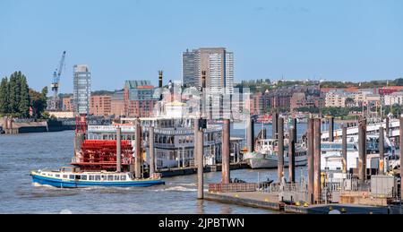 Hamburg, Deutschland. 15. August 2022. Blick über den Niederhafen Hamburg Richtung Fischmarkt mit dem Hochhaus 'Gorch-Fock-Haus' in der Breite Straße im Zentrum. Quelle: Markus Scholz/dpa/picture Alliance/dpa | Markus Scholz/dpa/Alamy Live News Stockfoto