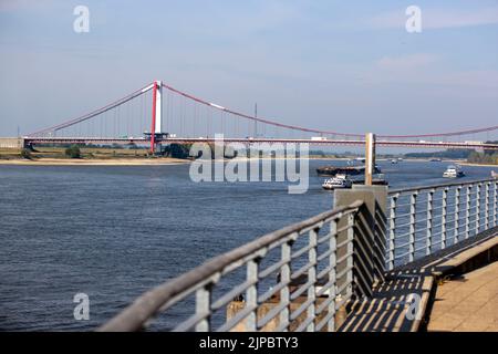 Emmerich, Deutschland. 16. August 2022. Die Rheinbrücke in Emmerich befinden sich einige Frachtschiffe und Tanker auf dem Rhein. Niedrigwasser am Rhein, der Pegel in Emmerich fällt auf Null. Quelle: Christoph Reichwein/dpa/Alamy Live News Stockfoto