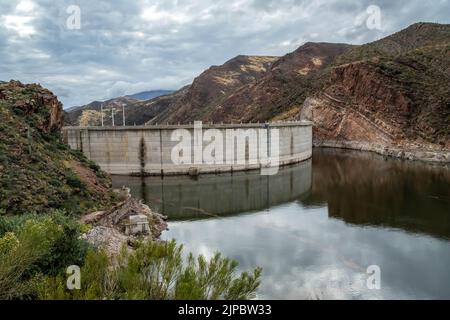 Phoenix, AZ, USA - 25. Dezember 2021: Der Theodore Roosevelt Dam Stockfoto