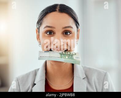 Geld, glückliche und lächelnde Geschäftsfrau, die Geld für einen Zahnarztplan ausgibt. Frau zeigt ihren Reichtum an Einkünften, Planung der Finanzierung und Stockfoto