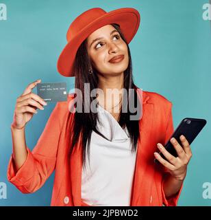 Kreditkarte, Online-Shopping und trendige Frau mit Stil Eingabe in Bankinformationen, um einen Gelddienst zu nutzen. Modischer, stylischer und edgy Shopper Stockfoto