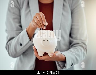 Bankwesen, Finanzen und Geld in Sparschwein für Ersparnisse, Investitionen und Wachstum für Geschäftsfrau. Nahaufnahme der Hände eines professionellen Unternehmens Putting Stockfoto