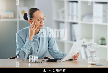 Schulden, Pleite und Finanzkrise für eine Geschäftsfrau verwirrt und gestresst ohne Geld. Eine kämpfende Frau, die sich Sorgen macht, arm zu sein oder zu gehen Stockfoto