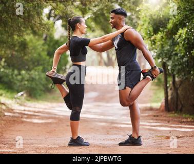Fitness, aktives und gesundes Paar Stretching, Training oder Training gemeinsam außerhalb des Parks. Sportliche und unterstützende Männer und Frauen, die sich auf das Training vorbereiten Stockfoto