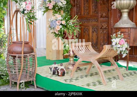 Dekoration Bühne für Siraman Ritual in der traditionellen javanischen Hochzeitszeremonie. Stockfoto