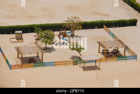 Luftaufnahme der Holzrahmenkonstruktion im Kinderspielplatz des luxuriösen tropischen Hotels Stockfoto