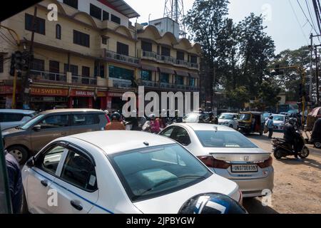 Februar 13. 2022. Dehradun Uttarakhand Indien. Ein schwerer Stau an der Kreuzung ohne Ampeln mit Fahrzeugen aus allen Richtungen Stockfoto