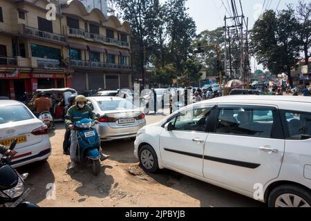 Februar 13. 2022. Dehradun Uttarakhand Indien. Ein schwerer Stau an der Kreuzung ohne Ampeln mit Fahrzeugen aus allen Richtungen Stockfoto