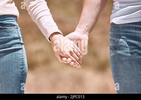 Paar hält Hände, Liebe und Fürsorge zeigt Zuneigung, Freundschaft und Romantik, während auf einem Spaziergang in der Natur zusammen. Nahaufnahme von Freund und Freundin Stockfoto