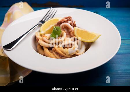 Frittierte Calamari-Ringe auf einem Gericht aus nächster Nähe Stockfoto