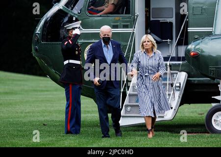 Washington, DC, USA. 8. August 2022. Präsident Joe Biden und First Lady Jill Biden kehren am 8. August 2022 ins Weiße Haus in Washington, DC, USA, zurück. Die US-amerikanische First Lady Jill Biden hat sich positiv auf COVID-19 getestet, sagte ein Sprecher am Dienstag. Jill Biden, 71, begann am Montagabend kälteähnliche Symptome zu entwickeln, und ein PCR-Test kam nach Angaben des Sprechers positiv zurück. Kredit: Ting Shen/Xinhua/Alamy Live Nachrichten Stockfoto