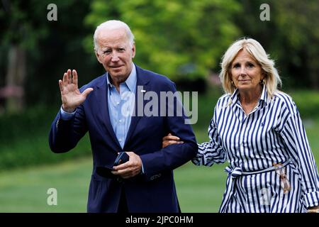 Washington, DC, USA. 8. August 2022. Präsident Joe Biden und First Lady Jill Biden kehren am 8. August 2022 ins Weiße Haus in Washington, DC, USA, zurück. Die US-amerikanische First Lady Jill Biden hat sich positiv auf COVID-19 getestet, sagte ein Sprecher am Dienstag. Jill Biden, 71, begann am Montagabend kälteähnliche Symptome zu entwickeln, und ein PCR-Test kam nach Angaben des Sprechers positiv zurück. Kredit: Ting Shen/Xinhua/Alamy Live Nachrichten Stockfoto