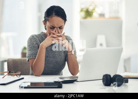Stress, Angst und Sorge mit einer Geschäftsfrau, die sich negativ, überfordert und überwältigt fühlt, während sie an Kopfschmerzen oder Migräne leidet. Junge Hündin Stockfoto