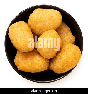 Gebratene panierte Chilikäse-Nuggets in einer schwarzen Keramikschale, isoliert auf Weiß. Draufsicht. Stockfoto