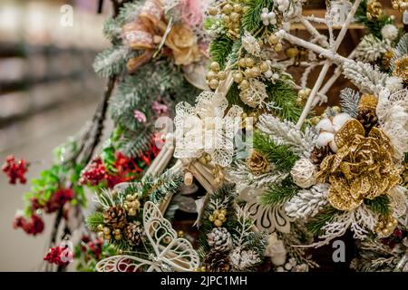 Schöne Weihnachten Kranz auf Store Front Stockfoto