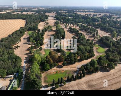 Peterborough, Großbritannien. 13. August 2022. Fairways im Milton Golf Club sind immer noch braun und ausgetrockelt, aber die Greens sind immer noch schön und üppig in Peterborough, Cambridgeshire, Großbritannien, am 13. August 2022 Credit: Paul Marriott/Alamy Live News Stockfoto