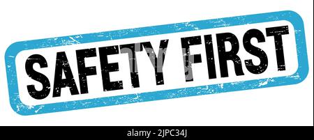 SICHERHEIT ERSTER Text auf blau-schwarzem Rechteck Stempelschild geschrieben. Stockfoto