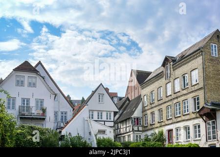 Hinterhoffassaden historischer Wohngebäude in der Altstadt von Flensburg, Deutschland, wolkiger blauer Himmel, Kopierraum, ausgewählter Fokus Stockfoto