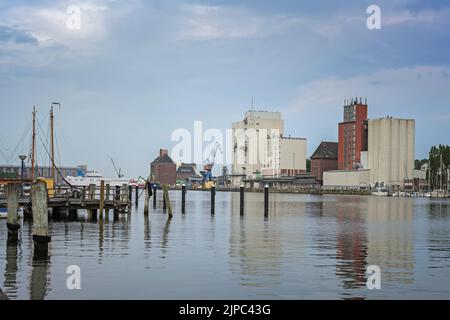 Flensburg, 25. Juli 2022: Industriestadthafen mit dem großen Hage-Gebäude (Landwirtschaftsgenossenschaft nord) und weiteren Silos an der Flensburg Stockfoto