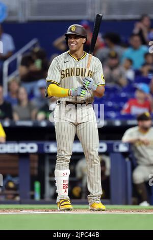 Miami, Florida. USA; San Diego Padres Rechtsfeldspieler Juan Soto (22) kommt während eines Baseballspiels der Major League gegen den Miami Marlins0, Mond, auf den Teller Stockfoto