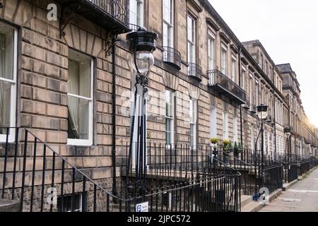 Blick auf georgianische Gebäude in der Neustadt von Edinburgh Stockfoto
