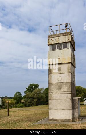 Wachturm am Grenzhaus oder Grenzhus-Museum in Schlagsdorf erzählt die Geschichte des Eisernen Vorhangs zwischen Ost- und Westdeutschland während des Kalten Krieges Stockfoto