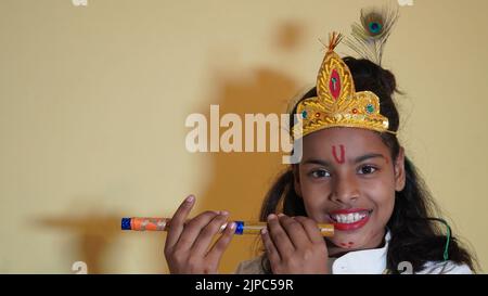 Entzückender kleiner Junge, der als kleiner Krishna verkleidet ist. Janamasthmi 2022 . Stockfoto