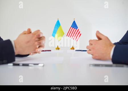 Amerikanische und ukrainische Diplomaten sprechen über Waffenlieferungen und politische Unterstützung Stockfoto