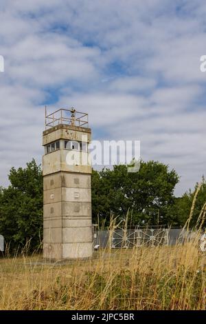 Wachturm am Grenzhaus oder Grenzhus-Museum in Schlagsdorf erzählt die Geschichte des Eisernen Vorhangs zwischen Ost- und Westdeutschland während des Kalten Krieges Stockfoto