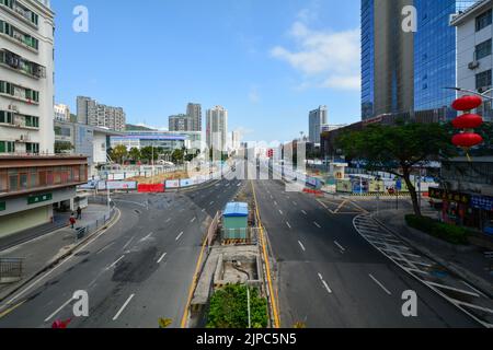 Yantian Distrikt in Shenzhen, China während einer ersten Zwangssperre. Diese Hauptstraße ist normalerweise voller Verkehr und Menschen. Stockfoto