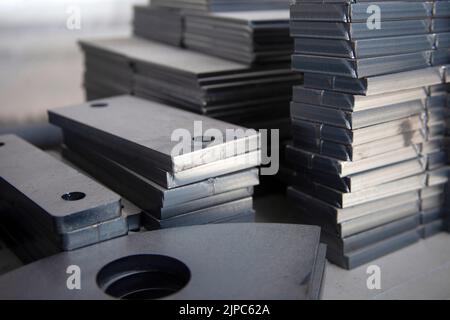 Eine dicke Metallplatte, die auf einer Plasmaschneidemaschine geschnitten wurde. Stockfoto