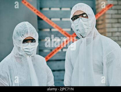 Mitarbeiter von Covid, Coronavirus und Ausbruch im Gesundheitswesen untersuchen die Kontamination vor Ort mit Bürokratie, Schutzmasken und Anzügen. Porträt der medizinischen Stockfoto