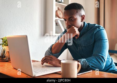 Man denkt, schreibt und arbeitet an einem Laptop Remote für ein Social Media Startup Content Writing Business. Planende, fokussierte und seriöse Freiberufler Stockfoto