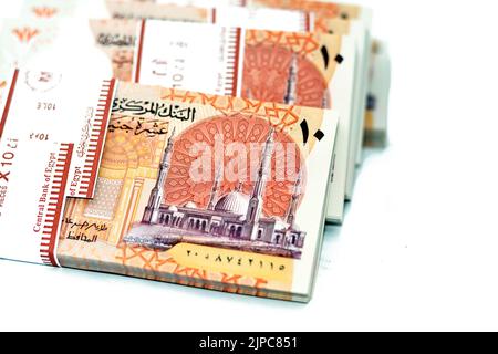 Stapel der neuen ersten ägyptischen 10 LE EGP zehn Pfund Kunststoff-Polymer-Banknote zeigt die große Moschee der Verwaltungshauptstadt Al-Fattah Al-Aleem, die Stockfoto