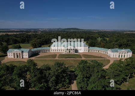 Schloss Kacina ist eines der wichtigsten Gebäude der Empire-Architektur in Böhmen in der Nähe von Kutna Hora, Tschechische Republik, Europa.Zámek Kačina, Luft Stockfoto