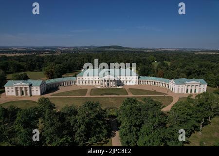 Schloss Kacina ist eines der wichtigsten Gebäude der Empire-Architektur in Böhmen in der Nähe von Kutna Hora, Tschechische Republik, Europa.Zámek Kačina, Luft Stockfoto