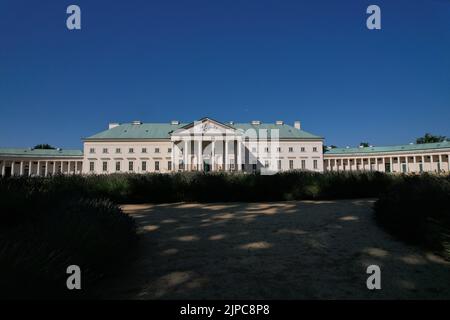 Schloss Kacina ist eines der wichtigsten Gebäude der Empire-Architektur in Böhmen in der Nähe von Kutna Hora, Tschechische Republik, Europa.Zámek Kačina, Luft Stockfoto