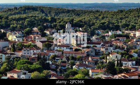 Luftaufnahme der Stadt Premantura, Sommer im sonnigen Istrien, Kroatien Stockfoto