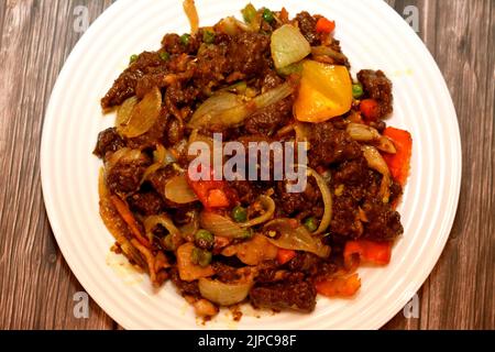 Ein Teller mit chinesischen Lebensmitteln Küche von gegrilltem Rindfleisch roten Fleischstücken mit Öl, Pilz, Gemüse, Erbsen, Karotten, Bunte Paprika, Glocke, Chili, o Stockfoto