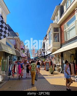 Zandvoort, Niederlande - August 12. 2022: Gemütliche, entspannte Fußgängerzone in der niederländischen Küstenstadt an der Nordsee Stockfoto