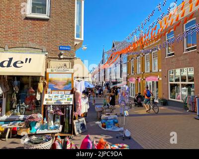 Zandvoort, Niederlande - August 12. 2022: Gemütliche, entspannte Fußgängerzone in der niederländischen Küstenstadt an der Nordsee Stockfoto