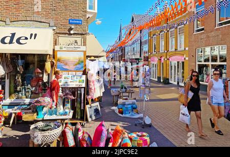 Zandvoort, Niederlande - August 12. 2022: Gemütliche, entspannte Fußgängerzone in der niederländischen Küstenstadt an der Nordsee Stockfoto