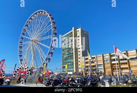 Zandvoort, Niederlande - August 12. 2022: Nordseeseitenplatz mit Häusern am Wasser und Riesenrad im Sommer Stockfoto