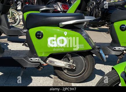 Zandvoort, Niederlande - August 12. 2022: Nahaufnahme des Logo-Lettering von Go Sharing auf dem Elektroroller im Stadtzentrum Stockfoto