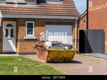 müllabfuhr auf der Vorderseite wartet auf Abholung Stockfoto