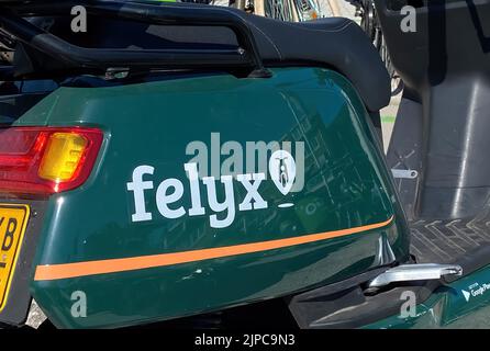 Zandvoort, Niederlande - August 12. 2022: Nahaufnahme der Logo-Schriftzug von felyx rent share company auf Elektroroller Stockfoto