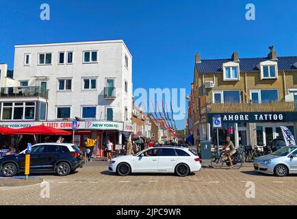 Zandvoort, Niederlande - August 12. 2022: Verkehr im Einkaufszentrum der gemütlichen dtuch Nordsee gemütliche Stadt im Sommer Stockfoto