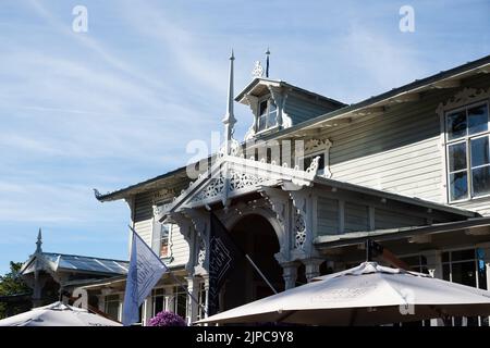 Haapsalu, Estland - 13. August 2022: Haapsalu Resort Hall (Estnisch: Kuursaal). Stockfoto