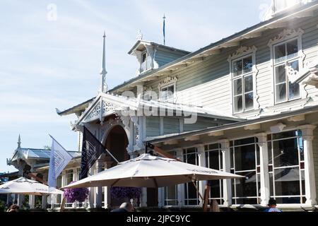 Haapsalu, Estland - 13. August 2022: Haapsalu Resort Hall (Estnisch: Kuursaal). Stockfoto