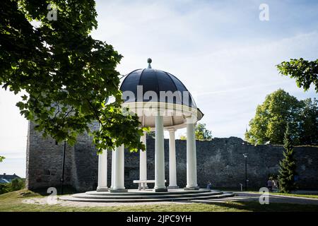 Haapsalu, Estland - 13. August 2022: Runder Pavillon im Schlosspark, der dem berühmten estnischen Künstler Ants Laikmaa gewidmet ist. Stockfoto